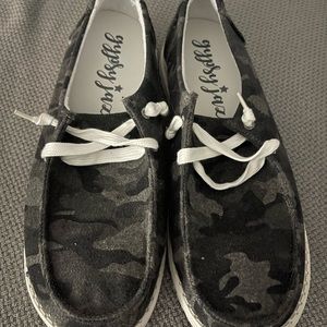 Camo slid on shoes